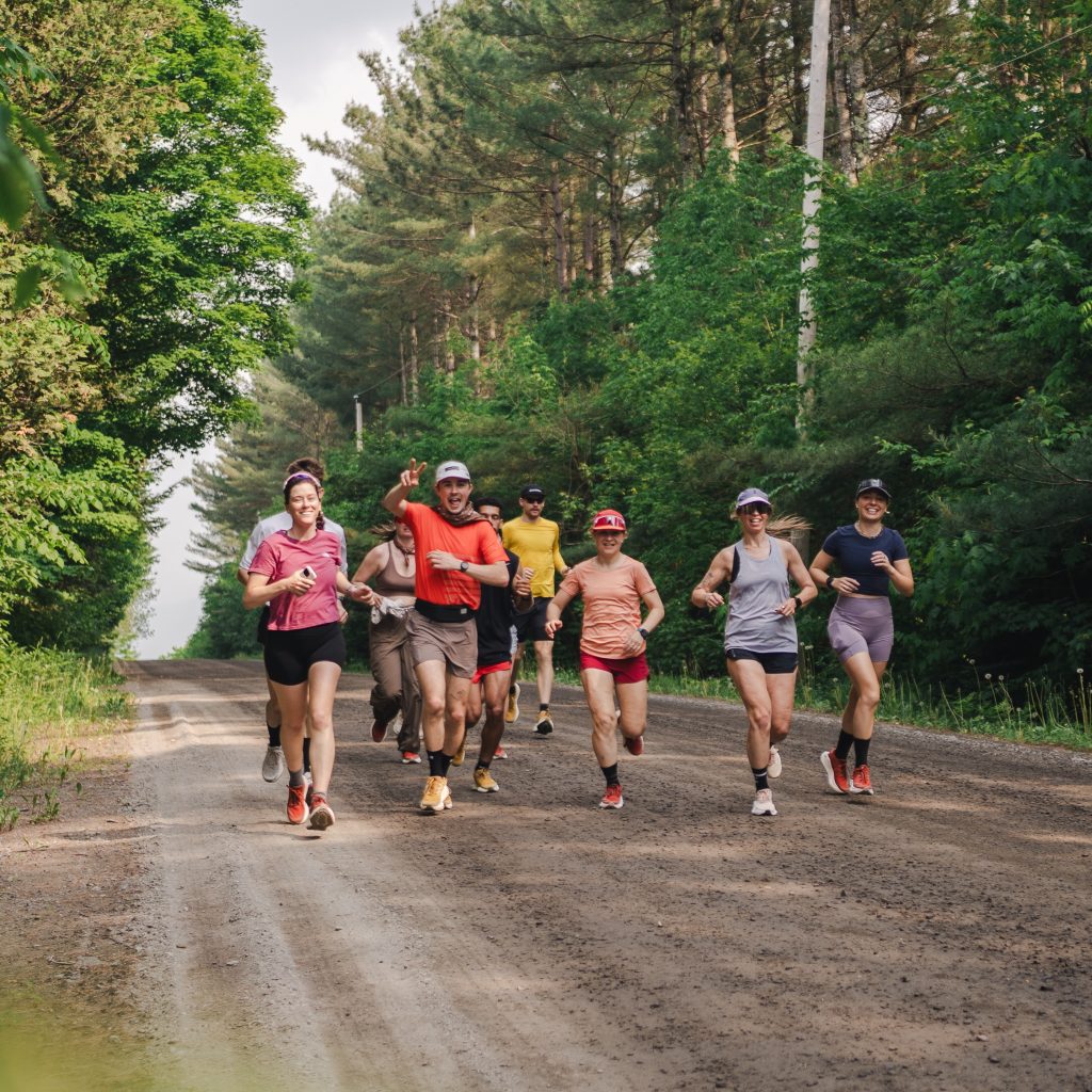 peloton de course à pied sur gravelle pendant Gravelooza