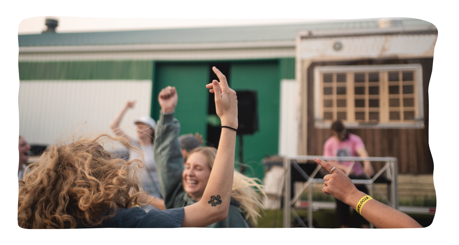 Festivaliers qui dansent pendant Gravelooza 2025 devant la grange principale