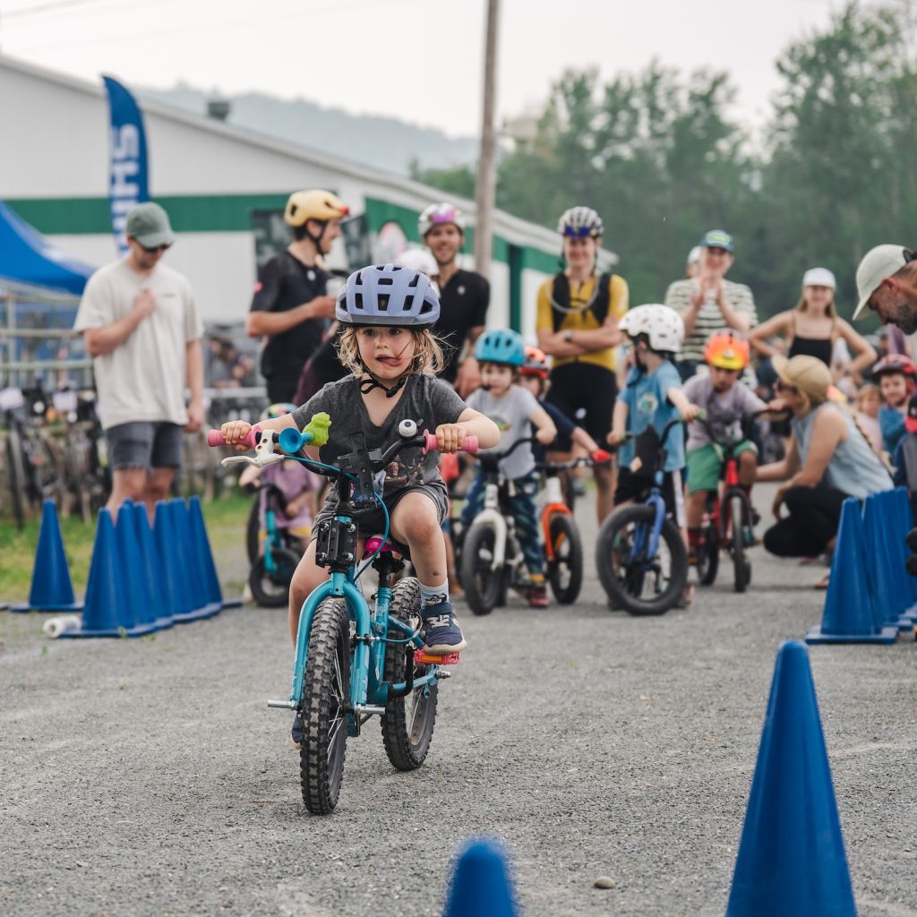 Jeune fille sur son départ de course à vélo à Gravelooza 2025
