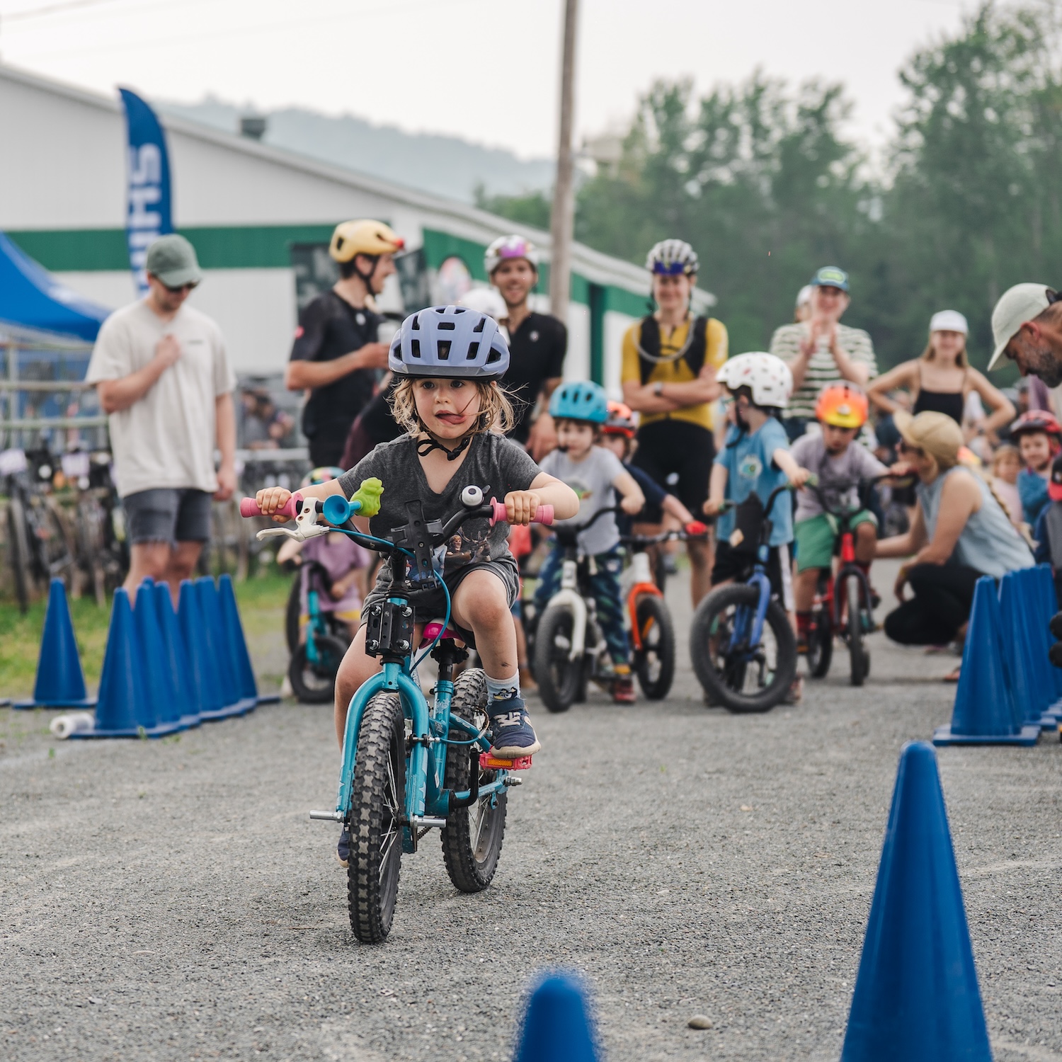 Jeune fille sur son départ de course à vélo à Gravelooza 2025